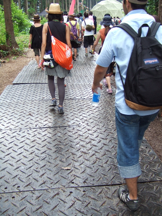 靴の種類によっては滑りやすいようです。 