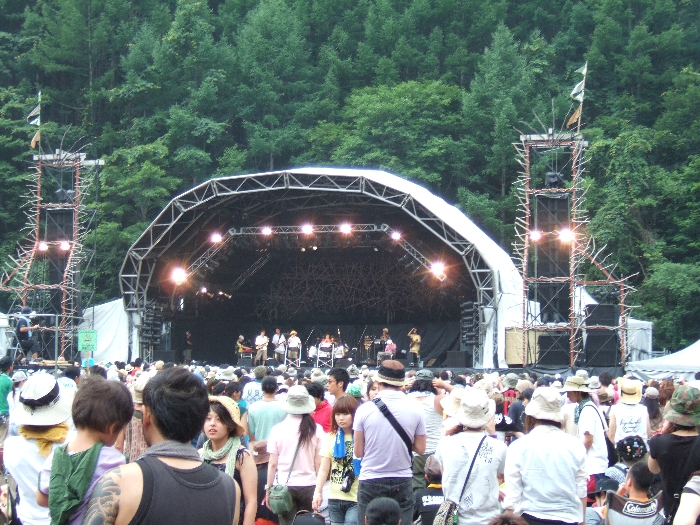 演奏中のステージ。 