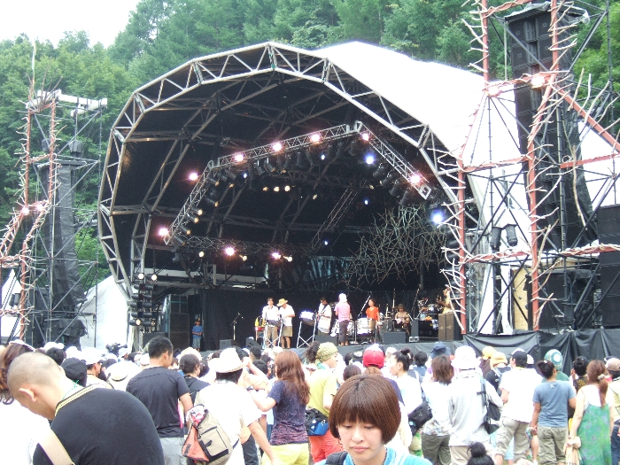 グリーンステージ、ホワイトステージに比べると、屋根が低い。 