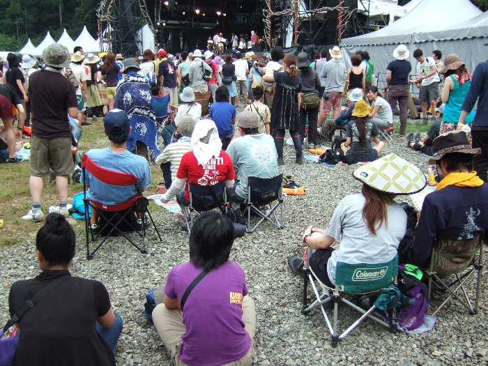 いすに座って見る人たち。いすは各自持参です。 