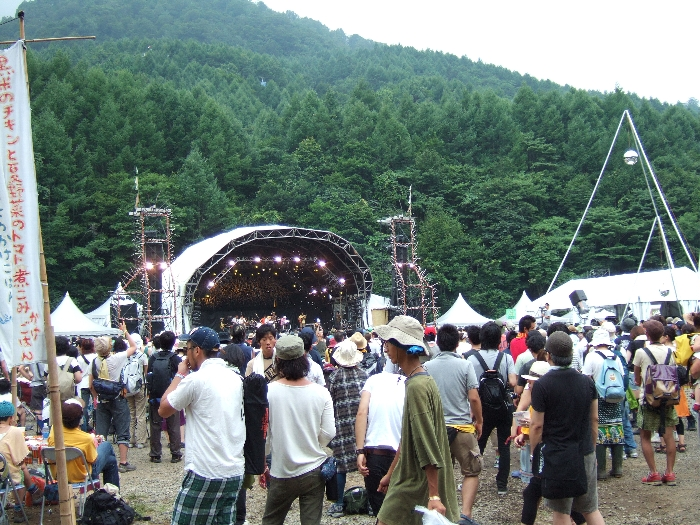 木がすぐ後方に迫っているフィールド・オブ・ヘブンのステージ。 