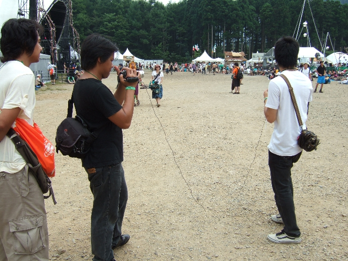 東南アジアからとみられるテレビ会社の人たち。 