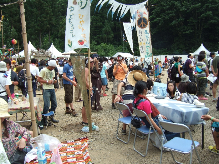 テーブルといすは店が出していると思われます。 