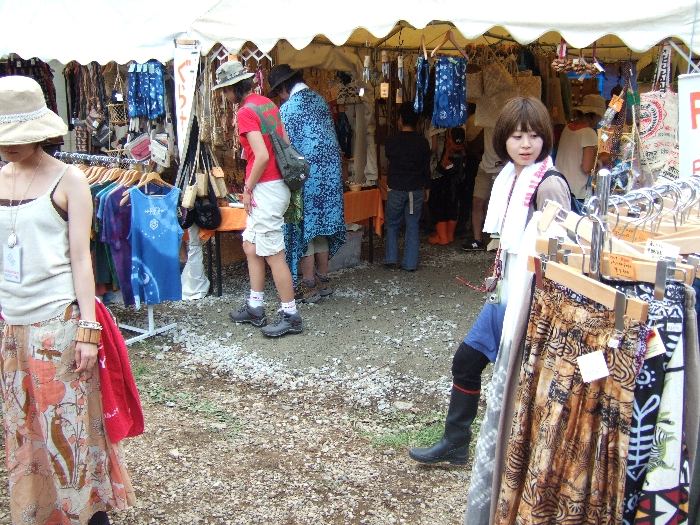 ゆるめの服が多い印象です。 