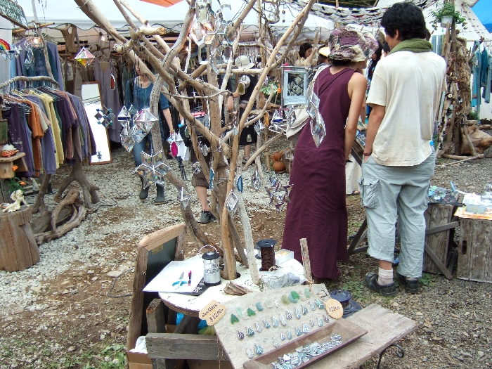 流木を使った陳列が自然志向を感じさせます。 