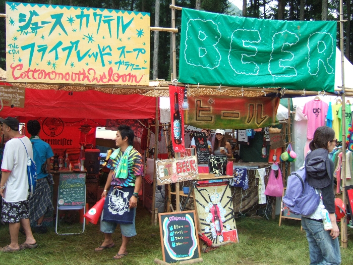 飲食店。料理はいろいろです。 