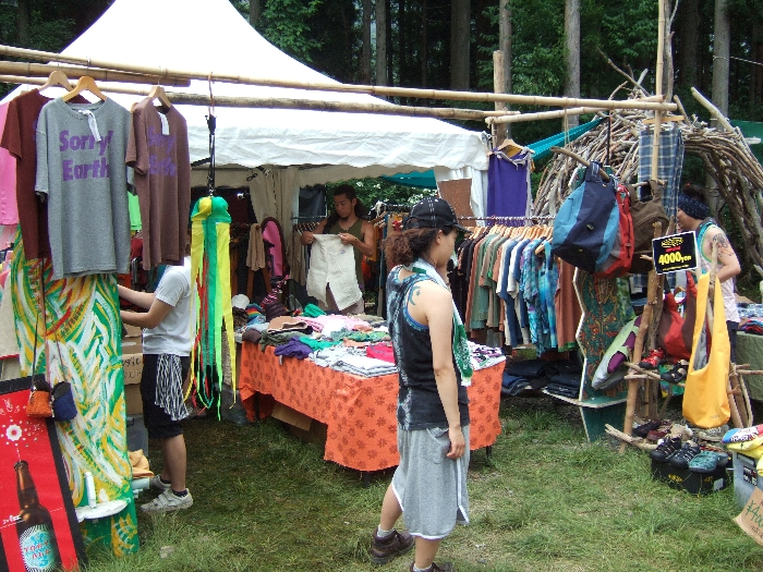 ボードウォークからの出口にある衣料品店。 