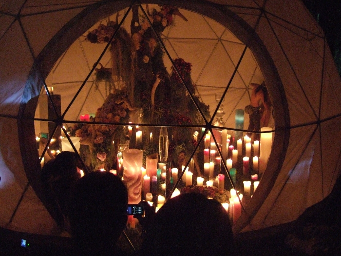 フィールド・オブ・ヘブンにあるドーム。中にろうそくがたくさん入っています。 