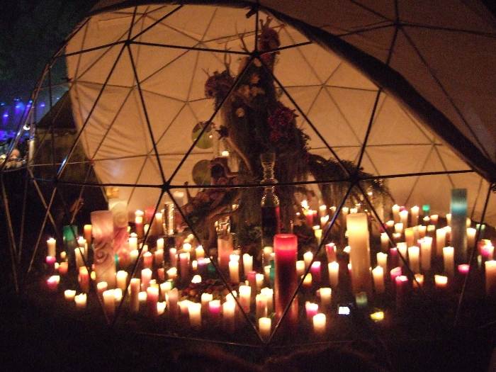 3分の1くらい開けられたドーム。