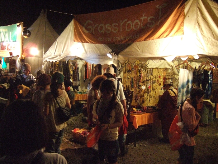 フィールド・オブ・ヘブンの飲食、物販店の夜間営業。 