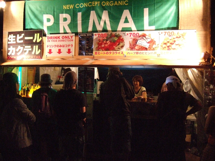 飲食店は夜も営業していることがほとんどです。 