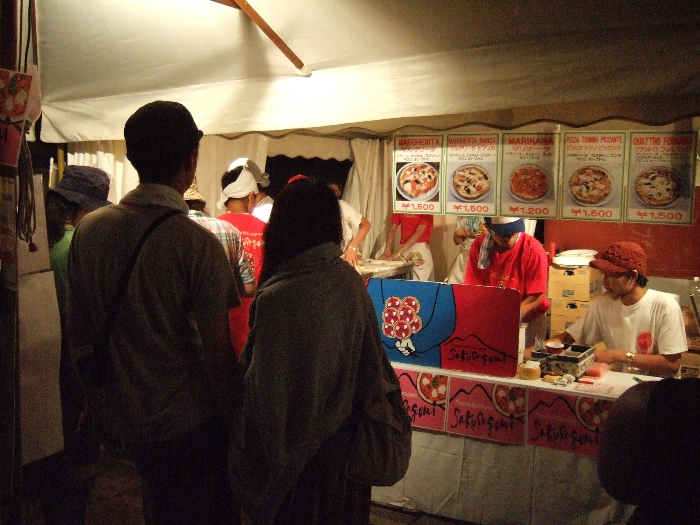 夜のピザ店、さくらぐみ。 