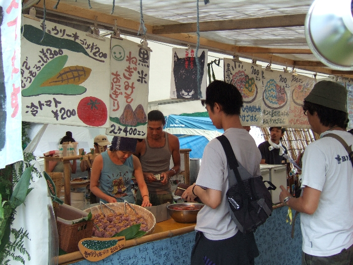 野菜をそのままに近い状態で売っています。 