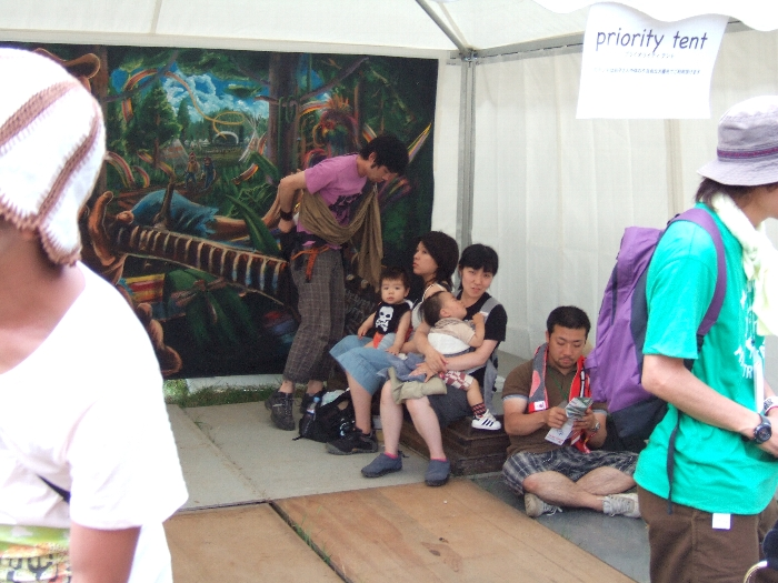 喫煙所の隣にある優先者用テント。喫煙所の隣に優先者用テントを設ける非常識さを見ると、フィールド・オブ・ヘブンの店舗担当者は喫煙者だと思われます。 