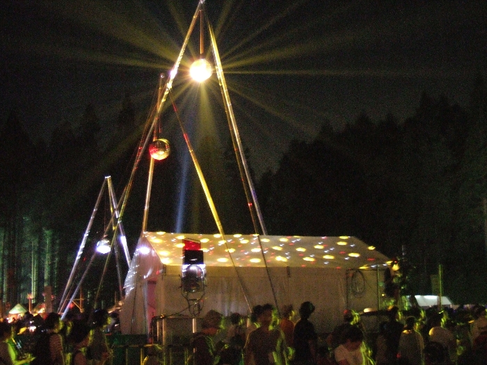 ミラーボールは風で揺れるようになっていますが、地面の光を見ていると酔ってきます。 