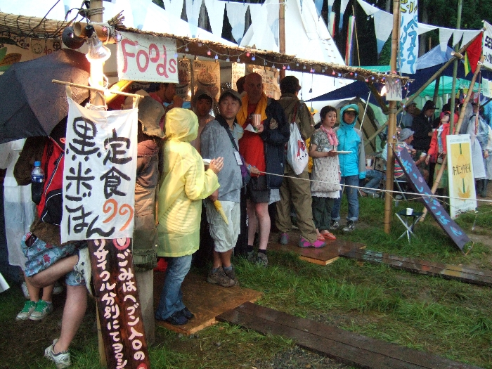 雨が降って雨宿りする人たち。 