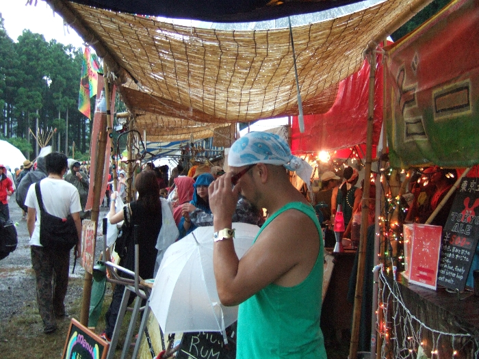 会場内に雨宿りできるところはそれほど多くありません。雨具の準備が肝要です。 