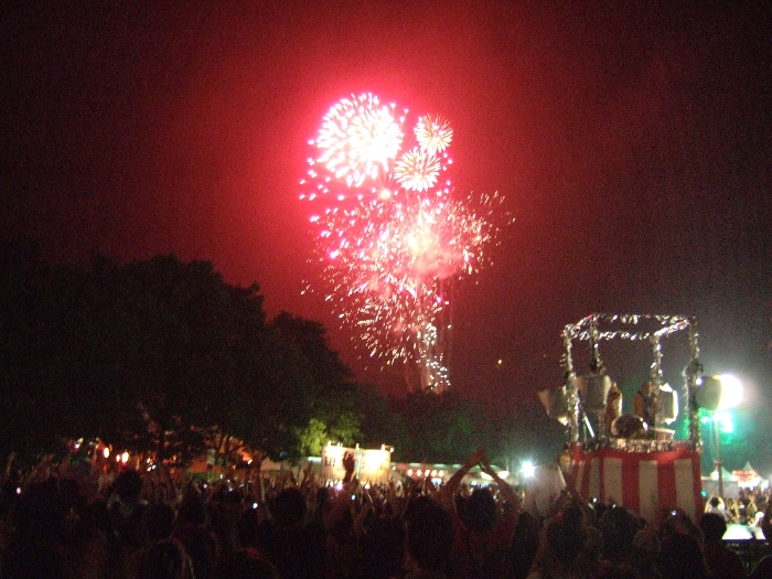 前夜祭の午後8時に打ち上げられる花火。 