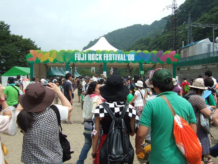 フジロックフェスティバルの入場ゲート。 