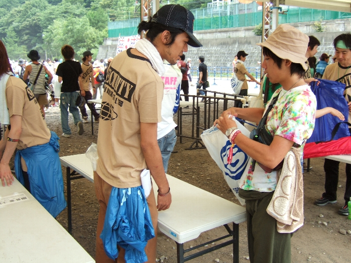 ゲートでの荷物チェック。 