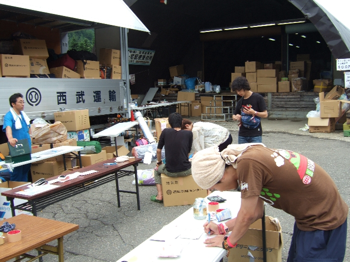 宅配便の送り状を書く人。 