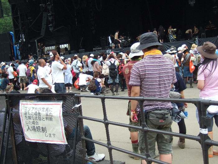 入場制限するぞ、の掲示。 