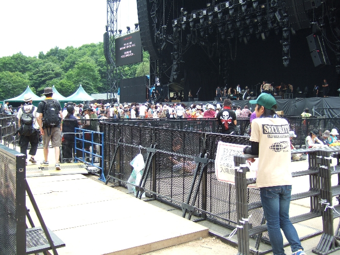 ステージ前はたまに入場制限がかかります。 