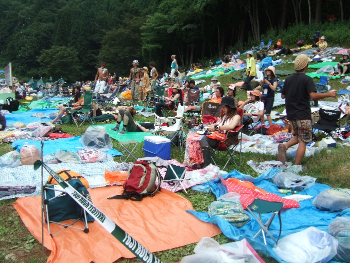 雨対策として荷物を袋詰めすることが多い。 