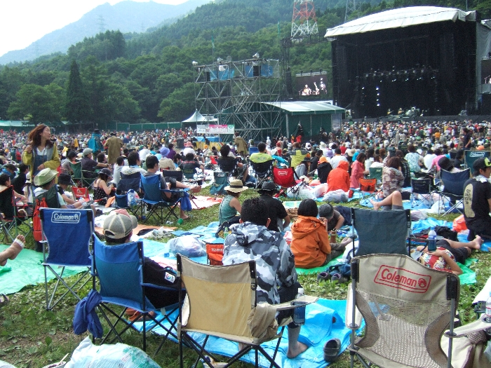 はじめからレインコートを来ている人も多数います。 