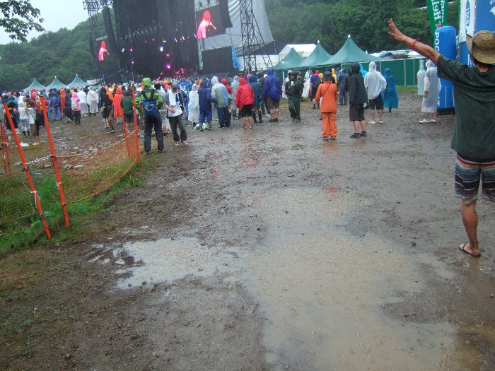 ステージ前の水たまり。 