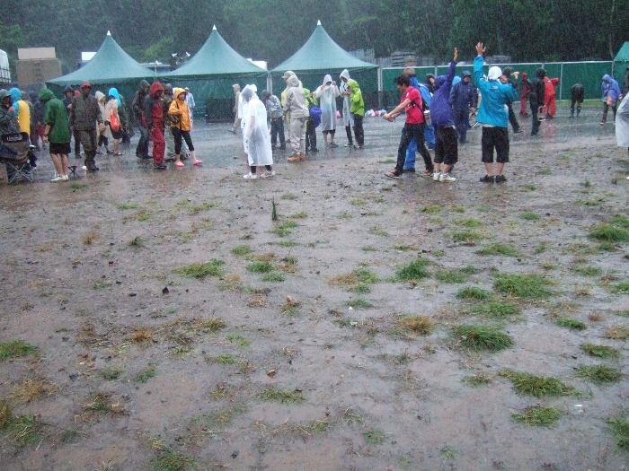 荷物になるのが苦にならなければ長靴を持ち歩くのも一手でしょう。 