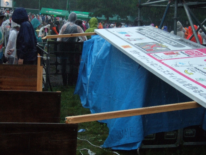 風で折れたごみ分別の看板。 