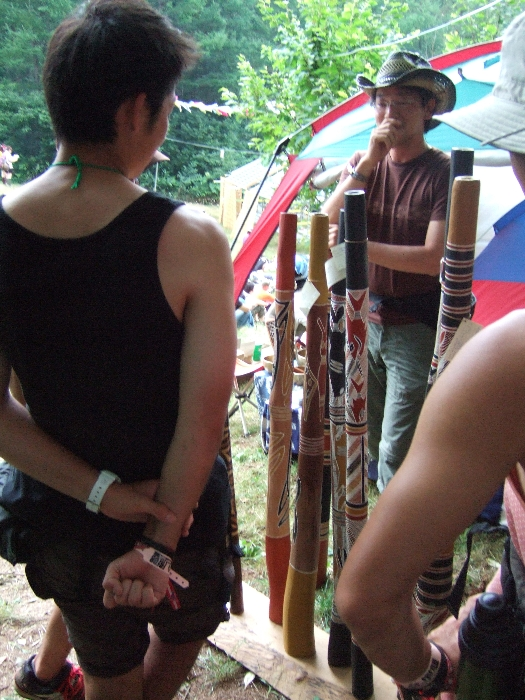 ディジュリドゥーは1.5メートルほどあります。 