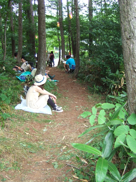 休憩する人たち。 