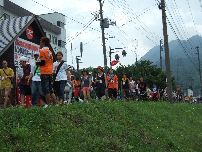 苗場宿泊街から会場へ歩いてくる人たち。 