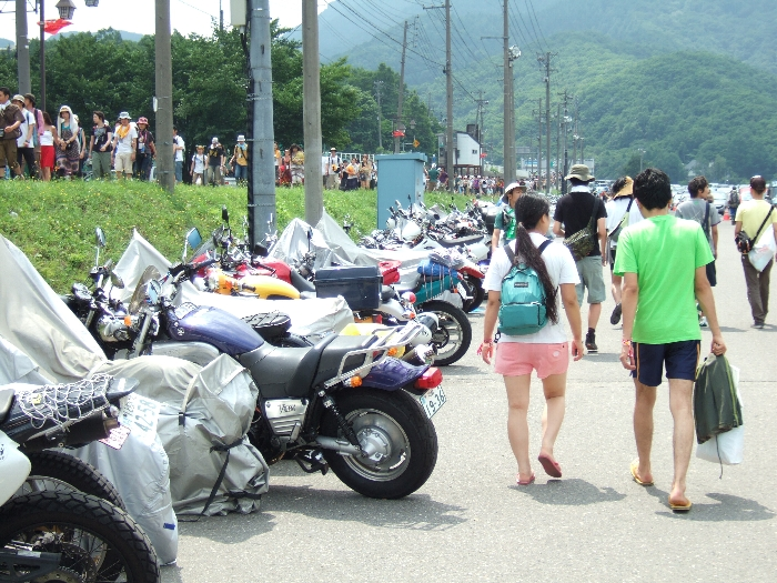 「場内１」駐車場にあるバイク置き場。 