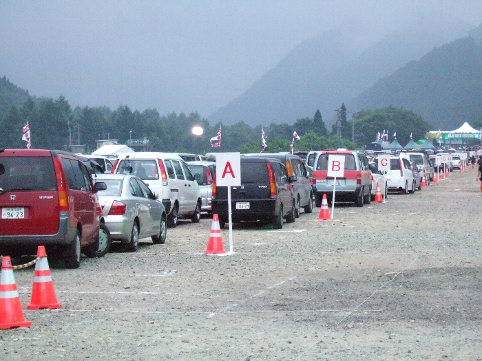 キャンプサイトと入場ゲートの間にある駐車場。 