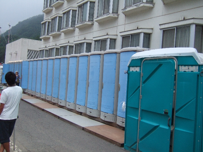 キャンプサイトの外にある仮設トイレ。手前は障害者用トイレ。