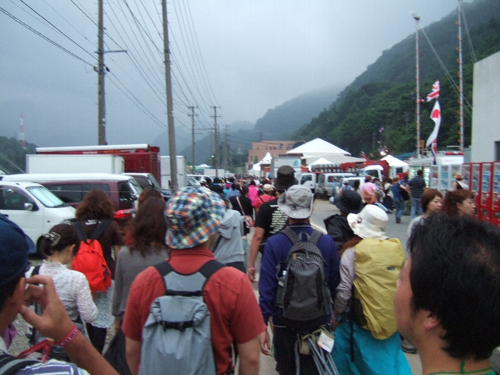 会場に向かう人たち。午後6時すぎ。