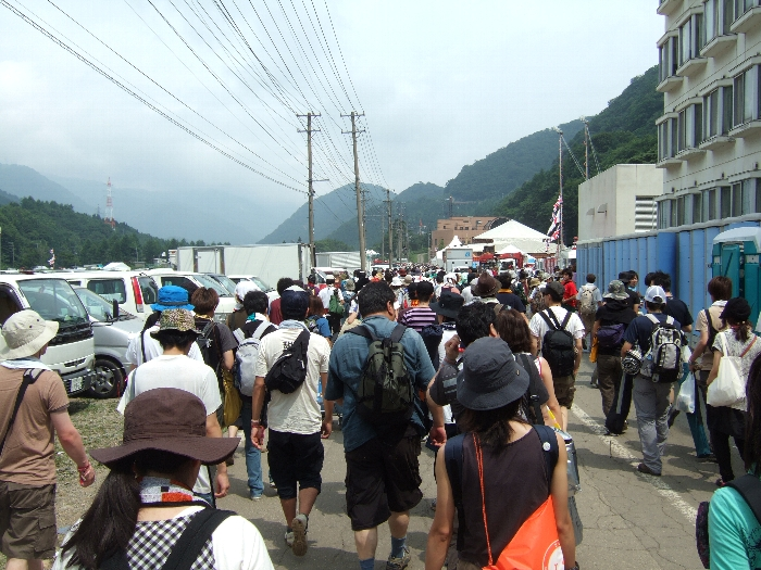 会場に向かう人たち。午前10時前。 