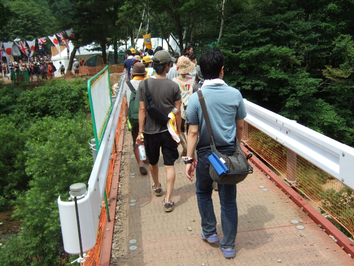入場ゲート手前にあるオアシスエリア直行仮設橋。 