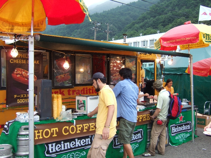 場外にある飲食店。アメリカン・ドッグの店ネイサンズ。 