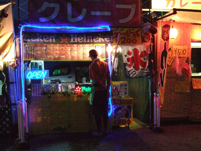 電飾がつくクレープの店。 