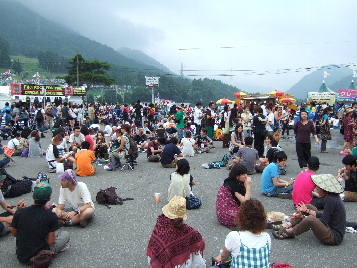 場外CD売り場前。アスファルトにそのまま座って談笑する人が多い。 