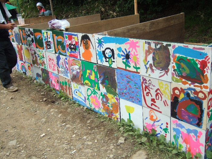 キッズペイントでできたと思われるごみ箱。 