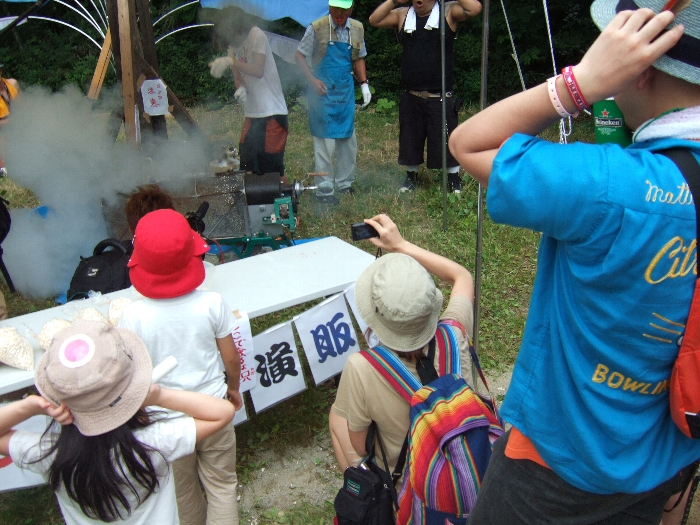 ポンと爆発した瞬間。爆発する前に笛が鳴らされます。 