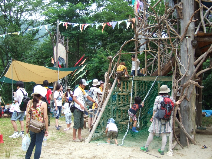キッズランドの遊具。木製のジャングルジムのようなもの。 