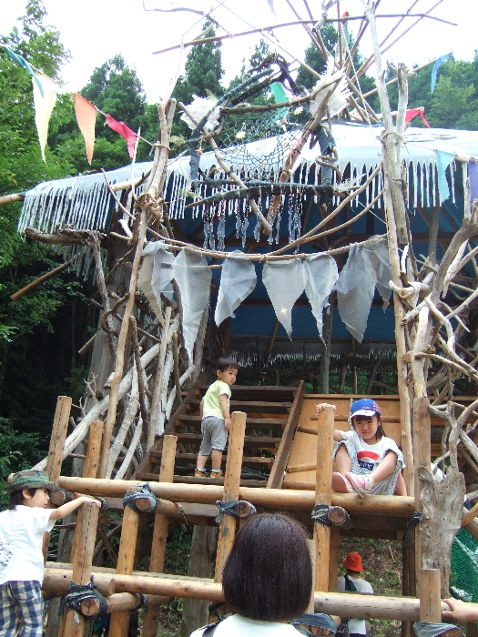 たぶん、設置する専門の人がいるのでしょう。 