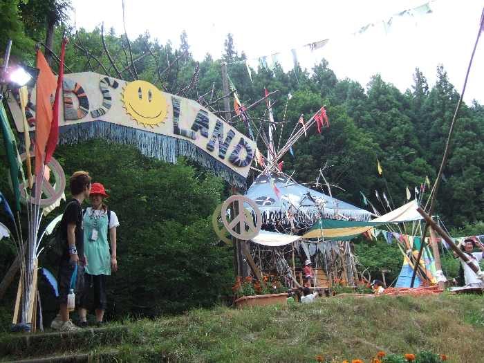 キッズランドのホワイトステージ側入り口、出口。 