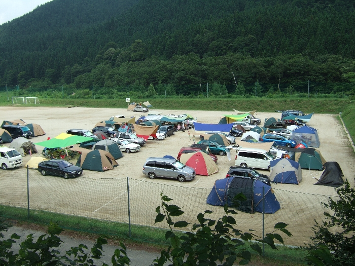 本来はサッカー場のようです。こんな山奥にサッカー場があるのは、開発時の重機、資材置き場だったからだと思われます。 